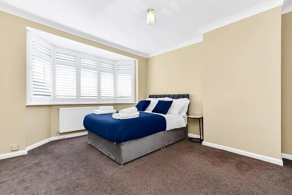 לונדון 3Br Home/Fast Wi-Fi/ Quiet Road דירה