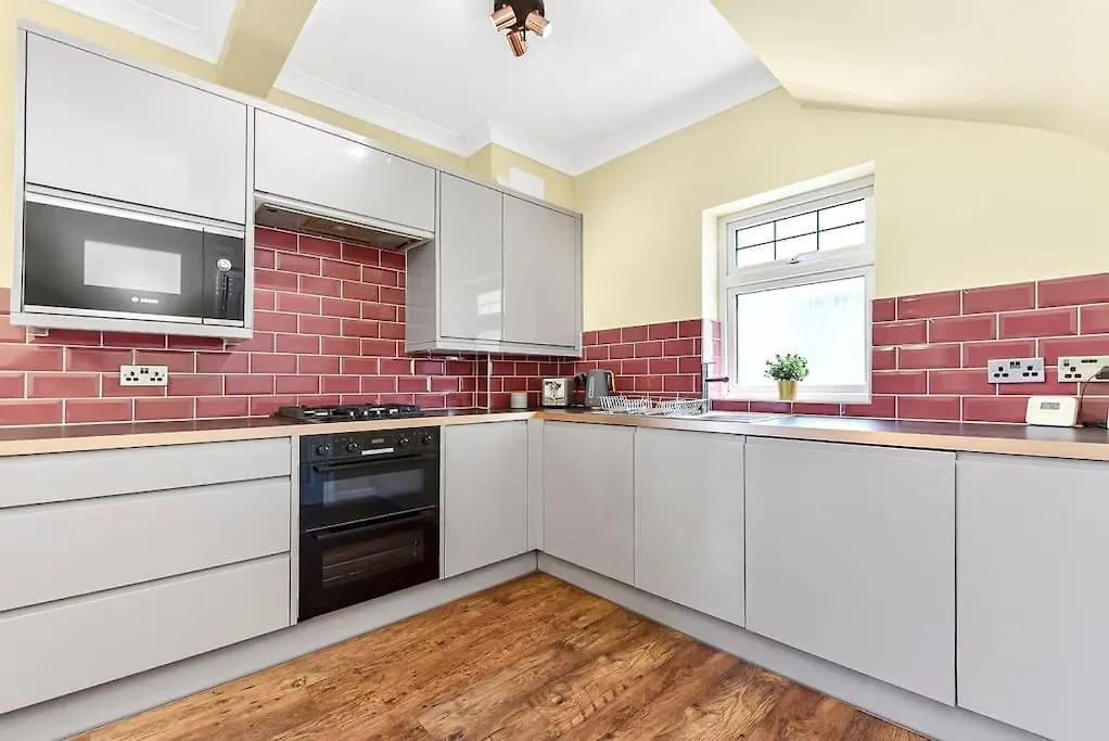 3Br Home/Fast Wi-Fi/ Quiet Road London Apartment