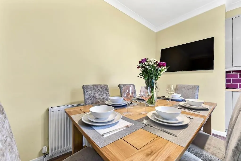 Apartment 3Br Home/Fast Wi-Fi/ Quiet Road London