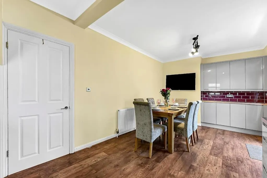 3Br Home/Fast Wi-Fi/ Quiet Road London