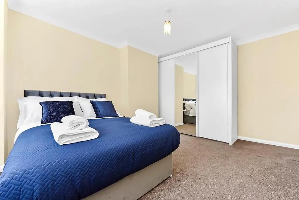 3Br Home/Fast Wi-Fi/ Quiet Road London