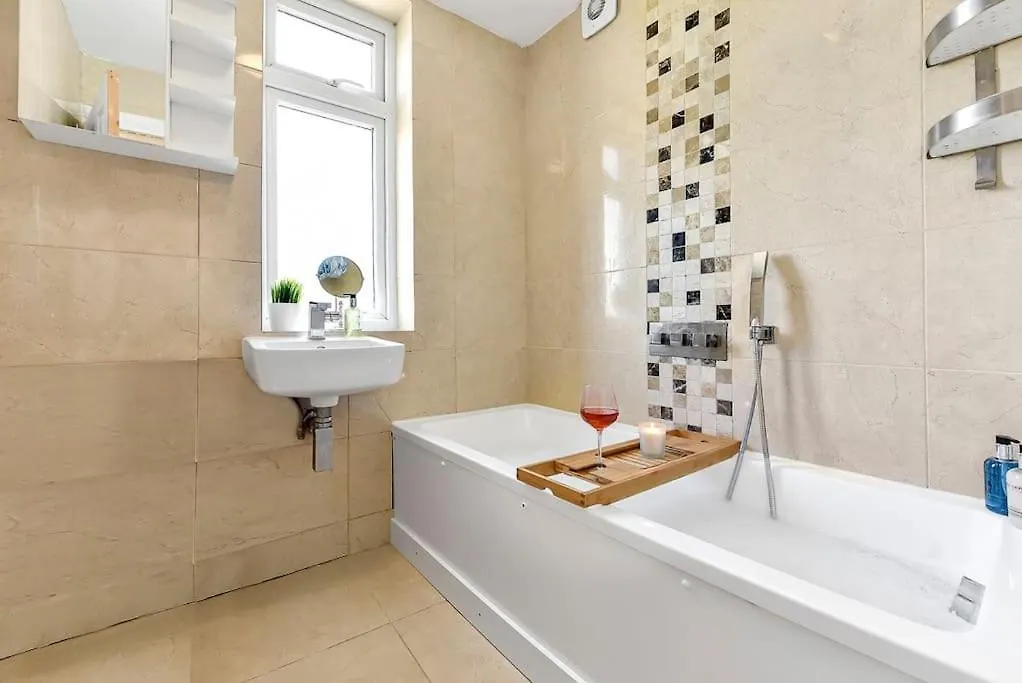 3Br Home/Fast Wi-Fi/ Quiet Road London 0*,  United Kingdom